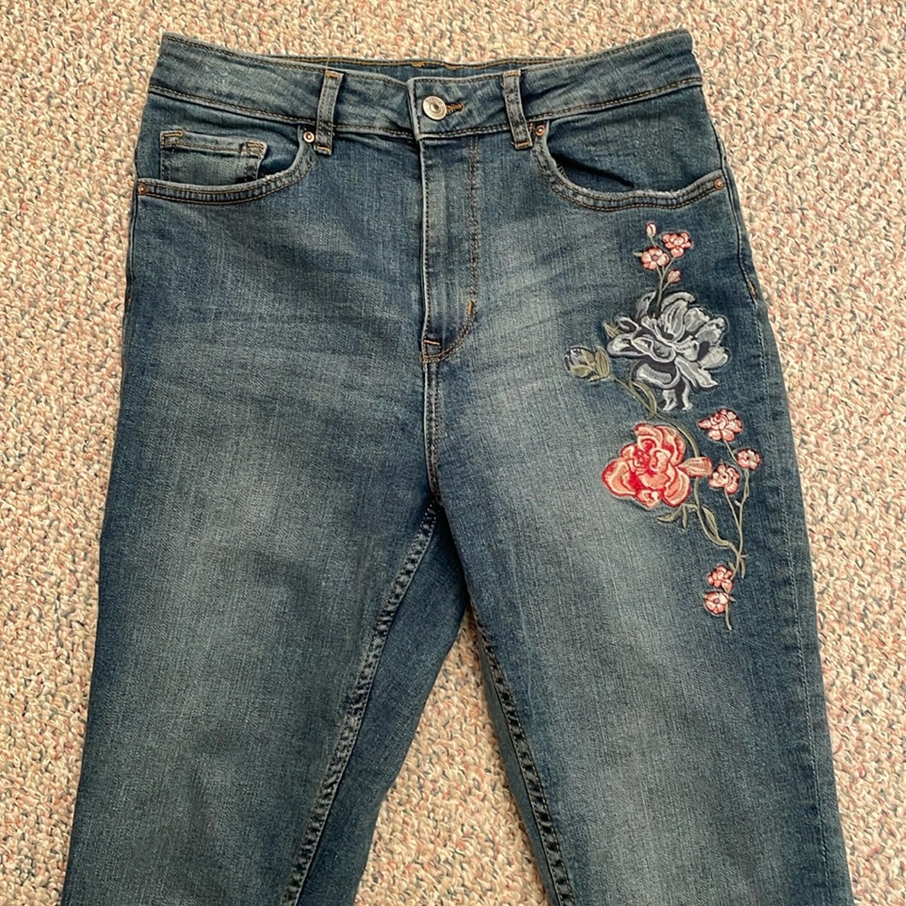 🧡H&M divided jeans raw hem floral embroidery sz 10